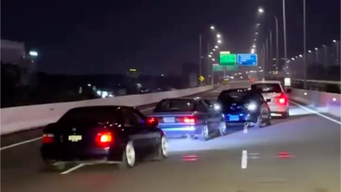 konvoi mobil zig-zag di Tol Becakayu